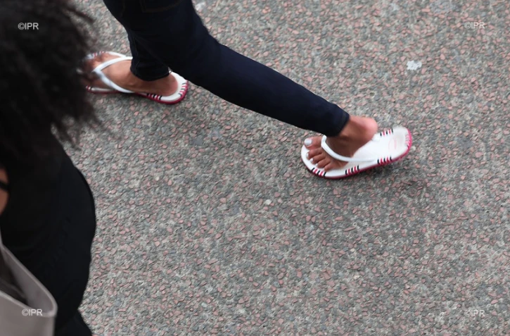Reflet d'une femme sur le mirroir d'eau dans le centre de Bordeaux où la population vient se rafraîchir, le 19 juin 2017