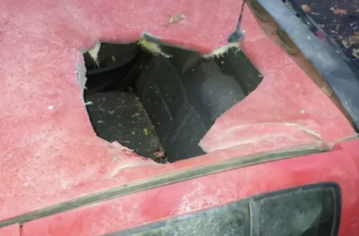 Sur cette photo prise par la police on voit le large trou dans le toit d'une voiture garée à Strasbourg, qui pourrait résulter de la chute d'un objet stellaire, le 21 novembre 2023 ( DDSP 67 / Handout )