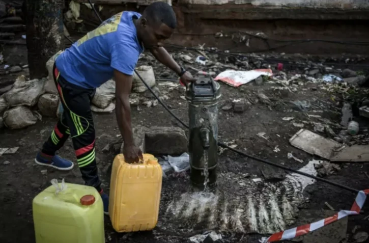 Une borne d'eau potable près du bidonville du bidonville Talus 2 à Koungou dans le nord-est de Mayotte, le 23 mai 2023 ( AFP / PHILIPPE LOPEZ )