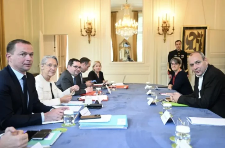 Le ministre du Travail Olivier Dussopt, à gauche et la Première ministre Elisabeth Borne, à sa droite lors de la réunion avec les représentants des syndicats dont le secrétaire général de la CFDT Laurent Berger (à droite) à Matignon, à Paris, le 16 mai 2023 ( POOL / bERTRAND GUAY )