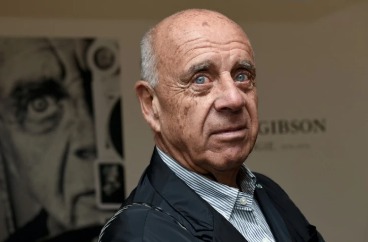 Le photographe américain devant l'affiche de  l'exposition "Ralph Gibson. La Trilogie, 1970-74" à Montpellier, le 17 octobre 2017