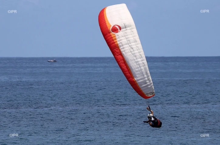 Un concours de parapente Master Accro se de?roule a? Saint-Leu ce dimanche. (Photo RB Imaz Press Re?union)