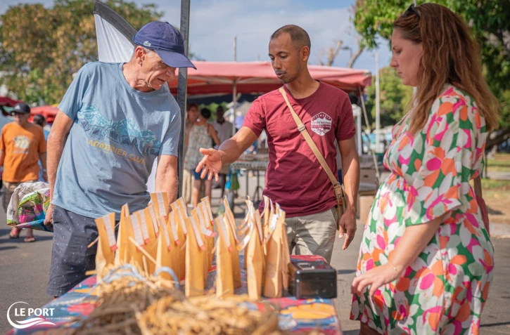 Le Port : vente de riz cultivé en milieu urbain au marché forain