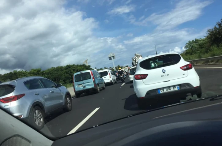 Route des Tamarins : une opération escargot contre la Carrière de Bois Blanc