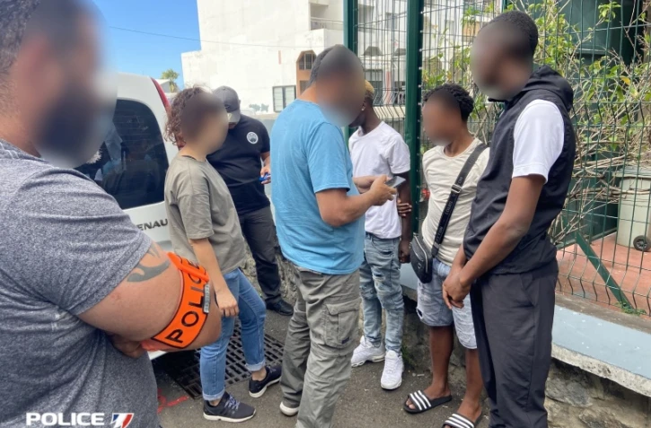opération de contrôle par la police aux arrêts de bus