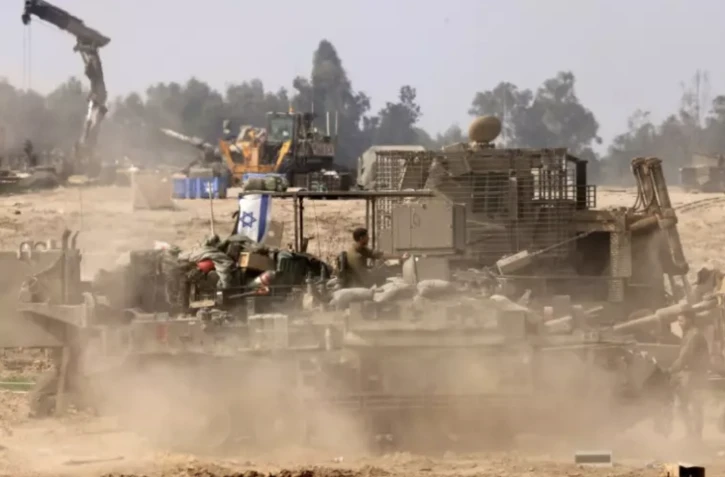 Des soldats israéliens sont positionnés dans le sud d'Israël, le long de la frontière avec la bande de Gaza, le 9 janvier 2024 ( AFP / Menahem KAHANA )