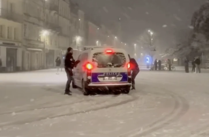 des jeunes engagent une bataille de boules de neige avec des policiers 
