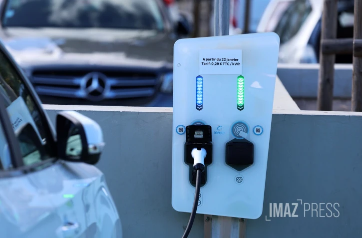 voiture électrique borne de recharge 