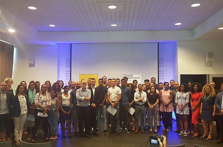 la poste recrute 44 jeunes 