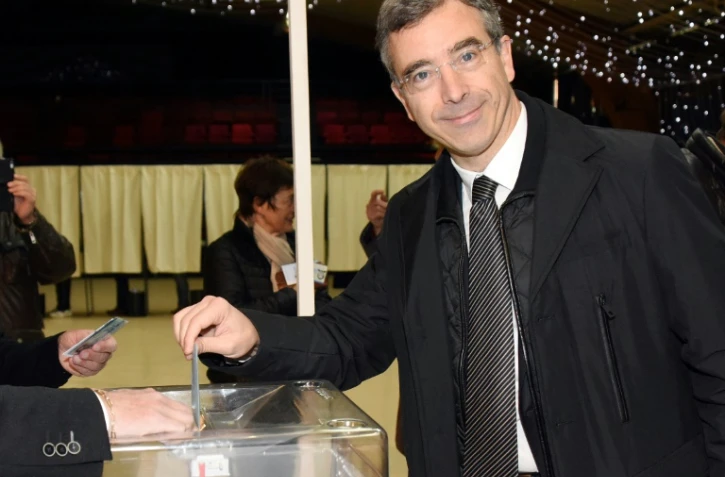 Dominique Reynié, chef de file de la droite en Midi-Pyrénées-Languedoc-Roussillon, vote au second tour des régionales à Onet-le-Château le 13 décembre 2015