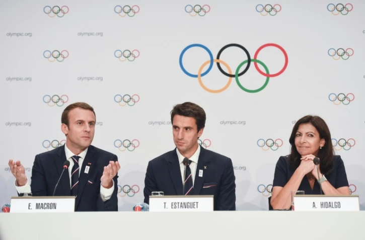 Le président français Emmanuel Macron, le co-président de la candidature Paris-2014 Tony Estanguet et la maire de Paris Anne Hidalgo, le  11 juillet 2017 à Lausanne