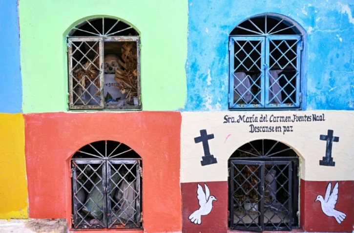 Les restes d'une personne dans un ossuaire avant un nettoyage pour les célébrations du Jour des Morts au cimetière de Pomuch, dans l'État de Campeche, au Mexique, le 18 octobre 2025