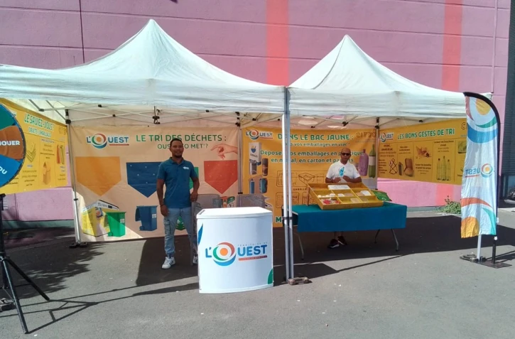 les médiateurs du tri des déchets à la place du marché forain de La Possession