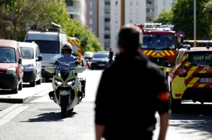 Des policiers sur les lieux où deux personnes ont été tuées et six autres blessées lors d'une fusillade dans le quartier des Moulins à Nice, le 11 mai 2026 ( AFP / Frederic DIDES )