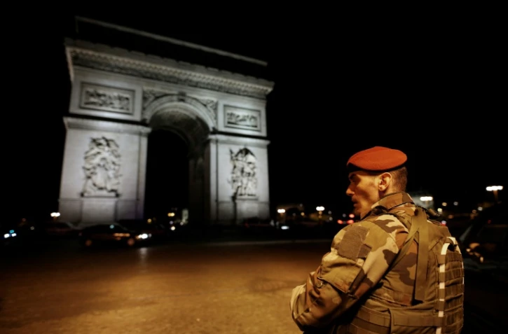 Un militaire monte la garde le 20 avril 2017 près de l'Arc de triomphe à Paris après la fusillade sur les Champs Elysées