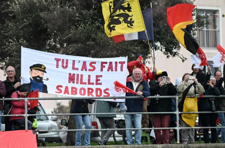 Des supporteurs saluent le marin belge Denis van Weynbergh à son arrivée aux Sables-d'Olonne samedi 8 mars où il a bouclé hors délais le Vendée Globe