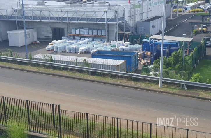 stock de bouteilles d'eau au soleil à Carrefour 