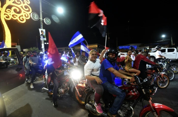 Des supporters du président Daniel Ortega fêtent le résultat des élections présidentielles, le 7 novembre 2016 à Managua, au Nicaragua