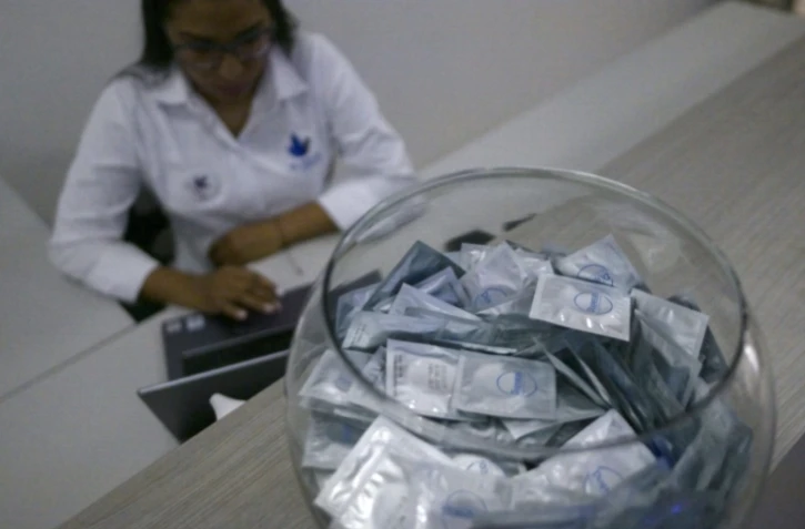 Des préservatifs mis à disposition gratuitement dans une clinique de Cali, en Colombie, le 30 novembre 2023 ( AFP / JOAQUIN SARMIENTO )