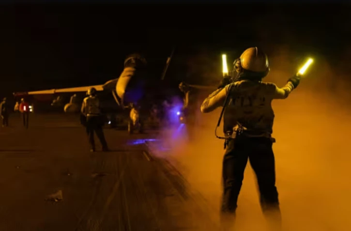 Une image rendue publique par les forces armées américaines le 8 septembre 2026 montre un F/A-18F Super Hornet sur le pont d'envol du porte-avions USS George HW Bush au Moyen-Orient ( US NAVY / Handout )