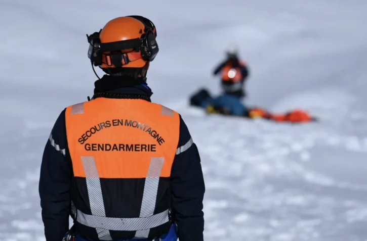 Les pisteurs-secouristes de Val d'Isère sont intervenus le 12 janvier 2025 pour porter secours à des skieurs emportés par une avalanche, appuyés par des équipes de secours en montagne. (Illustration) • © NICOLAS TUCAT / AFP