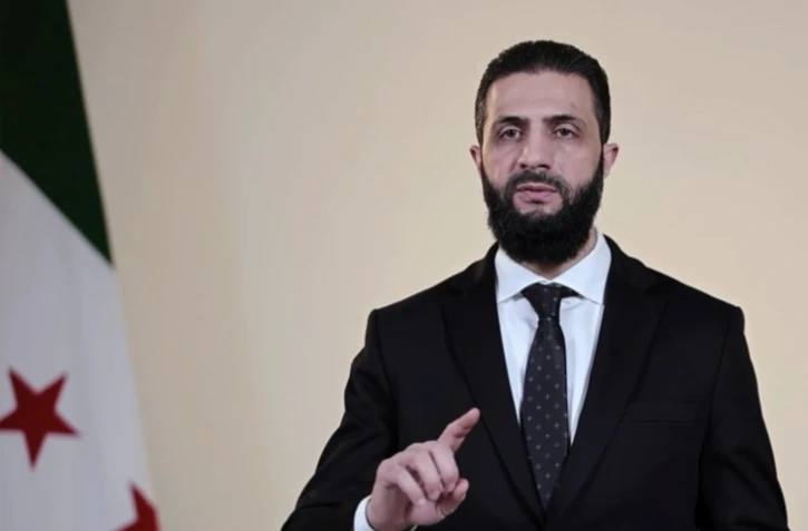 Image d'une vidéo diffusée par la présidence syrienne d'un discours à Damas du président par intérim, Ahmed al-Chareh, promettant de poursuivre les responsables des tueries de civils dans l'ouest du pays, le 9 mars 2025 ( Syrian Presidency / - )