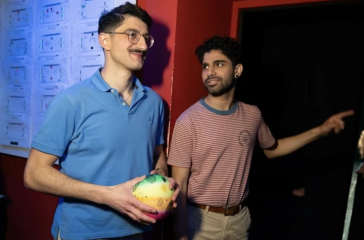 Le Libanais Christ Fadel et le Palestinien Bashar Badwan discutent avant leur représentation dans l'adaptation dialectale de la pièce "Qu'avons-nous fait au Bon Dieu ?" au Théâtre alsacien de Schiltigheim, dans le Bas-Rhin, le 18 février 2025 ( AFP / ROMEO BOETZLE )