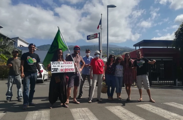 Etang-Salé : mobilisation d'Extinction Rebellion en soutien à une militante arrêtée par les gendarmes 