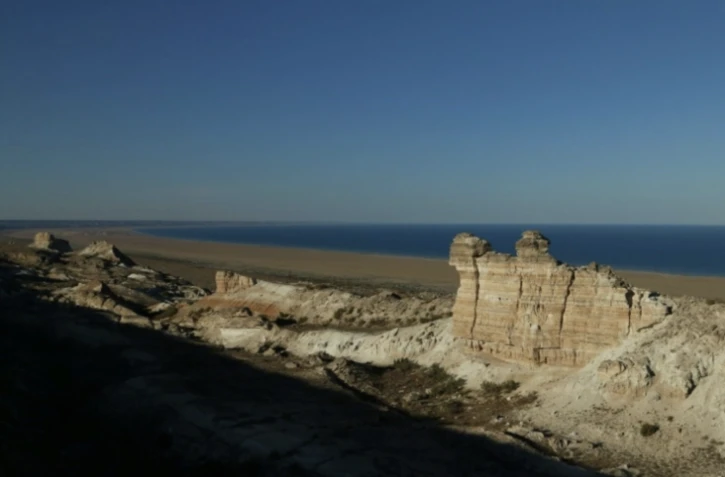 Le rivage de la mer d'Aral dans le nord-ouest de l'Ouzbékistan, le 26 septembre 2018 ( AFP / Sebastien BERGER )