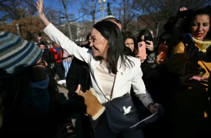 L'opposante vénézuélienne Maria Corina Machado salue des partisans après sa rencontre avec le président américain Donald Trump à la Maison Blanche le 15 janvier 2026 ( AFP / Brendan SMIALOWSKI )