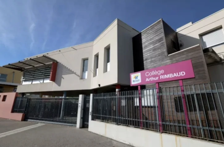 Le collège Arthur-Rimbaud, où une adolescente a été agressée mardi, le 4 avril 2024 au nord-ouest de Montpellier, dans les Bouches-du-Rhône ( AFP / Pascal GUYOT )