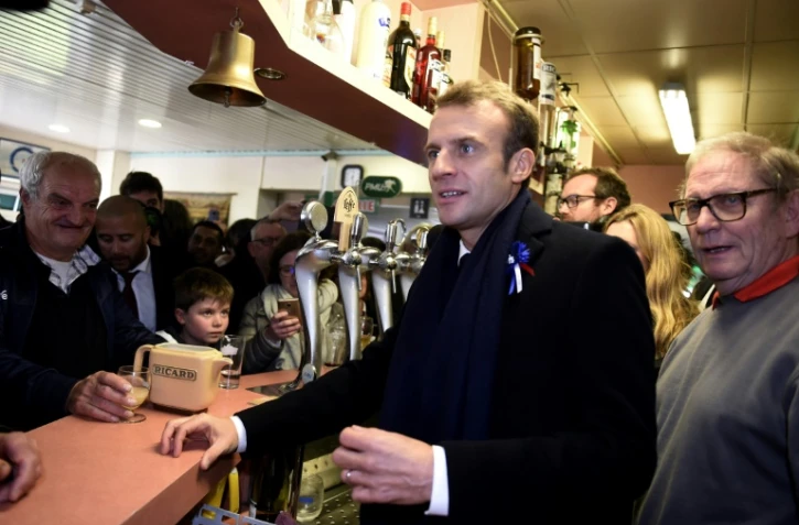Emmanuel Macron a rencontré des habitants dans un bar PMU de Bully-les-Mines, dans le nord de la France le 9 novembre 2018