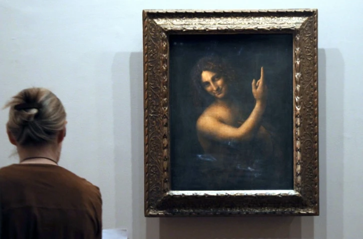 Un visiteur regarde le Saint Jean Baptiste de Léonard de Vinci au Louvre le 23 mars 2012 au Louvre