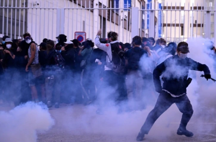 Des manifestants au milieu des gaz lacrymogènes, le 18 septembre 2025 à Marseille, lors d'une journée de grèves et de manifestations nationales à l'appel des syndicats contre le budget de la France ( AFP / Miguel MEDINA )