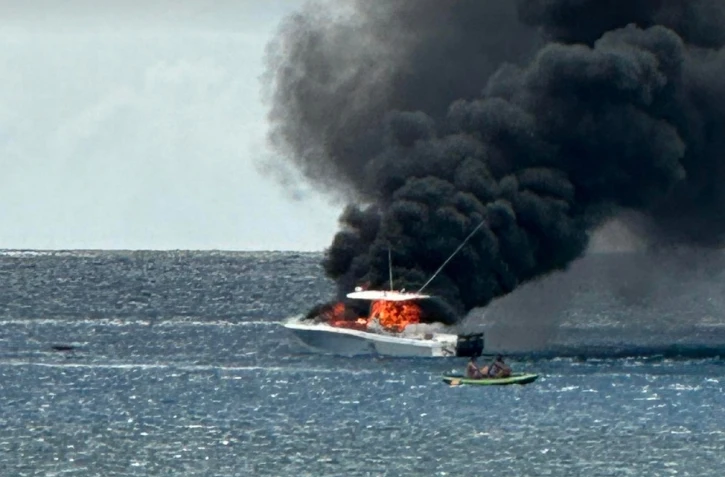 Un bateau prend feu au large de la plage de Roches Noires