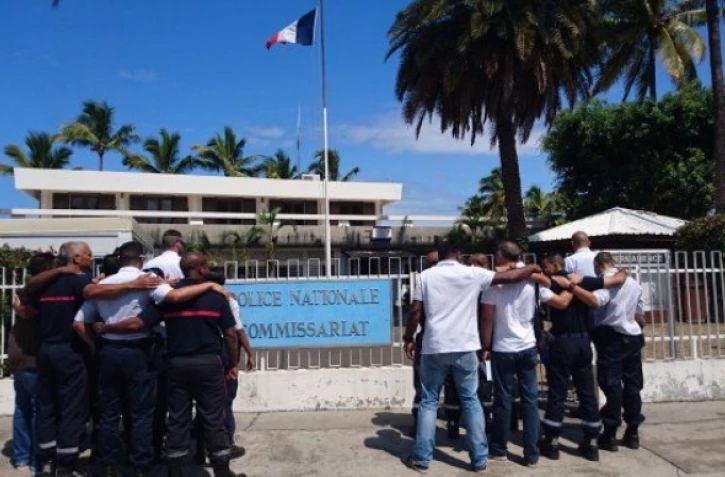 Rassemblement pompiers-police devant le commissariat du Port