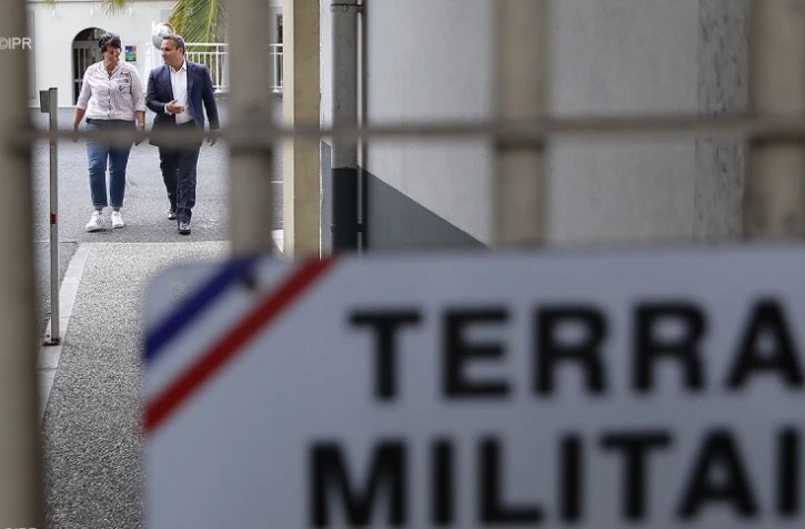 Didier Robert arriver à la caserne Vérines