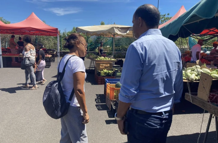 Le maire de Saint-Paul au marché apres Belal 
