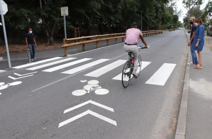 Saint-Paul : première ville de La Réunion à équiper ses pistes cyclables de gouzous