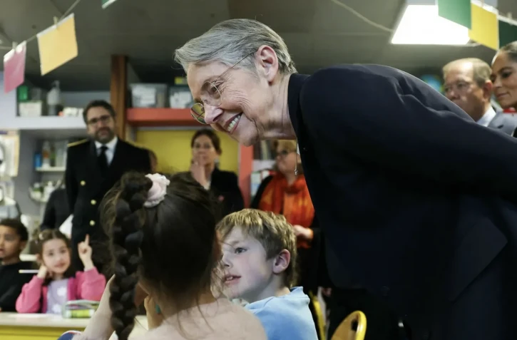 Élisabeth Borne dans une école à Rueil-Malmaison le 28 mars 2025 - Thomas SAMSON / AFP