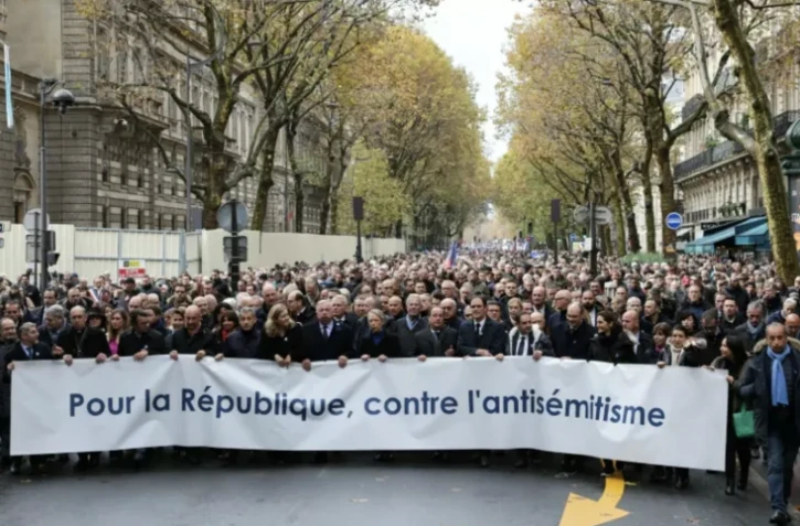 Le cortège de tête de la marche contre l'antisémitisme, en présence de nombreux politiques, le 12 novembre 2023 à Paris ( AFP / Thomas SAMSON )