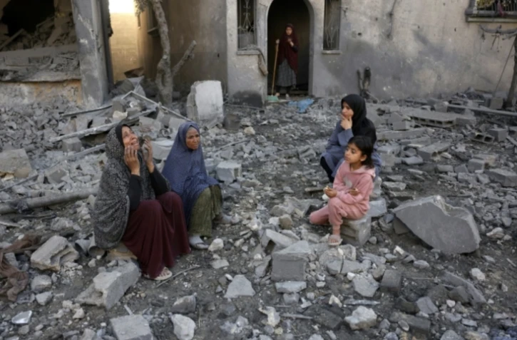 Des Palestiniennes sont assises sur le site d’une frappe israélienne à Jabalia, dans le centre de la bande de Gaza, le 30 mai 2025, sur fond de guerre entre Israël et le mouvement islamiste palestinien Hamas ( AFP / Bashar TALEB )