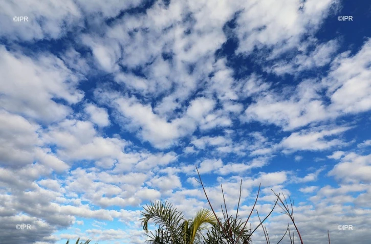 Nuages et ciel bleu 