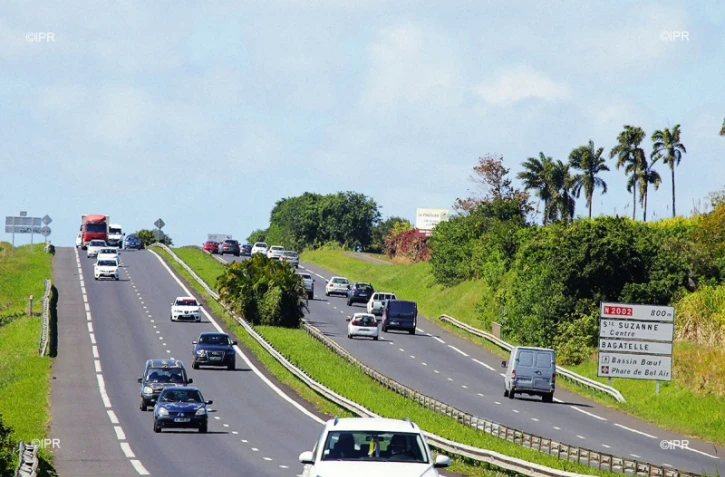 route entre sainte-marie  sainte-suzanne 