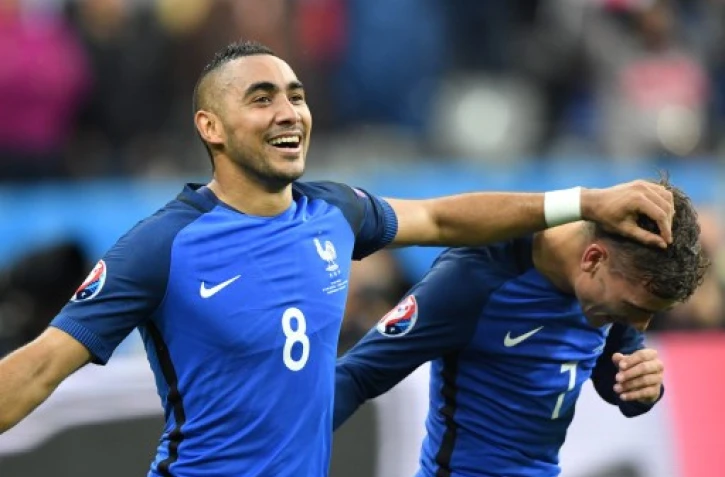 Montage de deux photos montrant le défenseur islandais Ragnar Sigurdsson (g) et l\'attaquant français Antoine Griezmann (d)