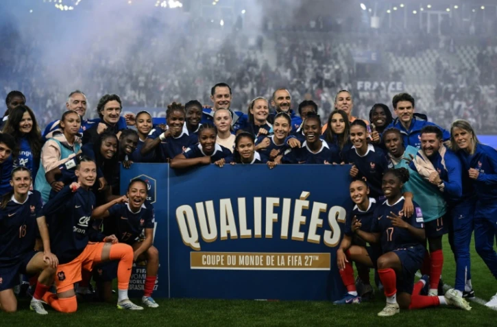 Les Françaises célèbrent leur qualification pour le Mondial-2027 au Brésil, acquise mardi soir au Stade des Alpes à Grenoble.