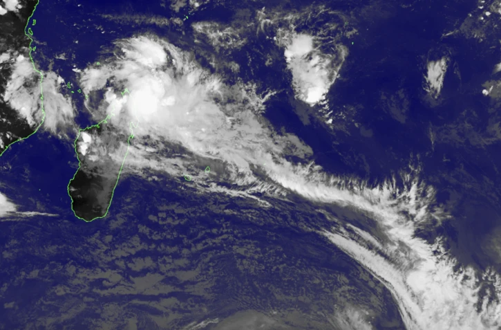 La dépression tropicale à 1015 km de La Réunion