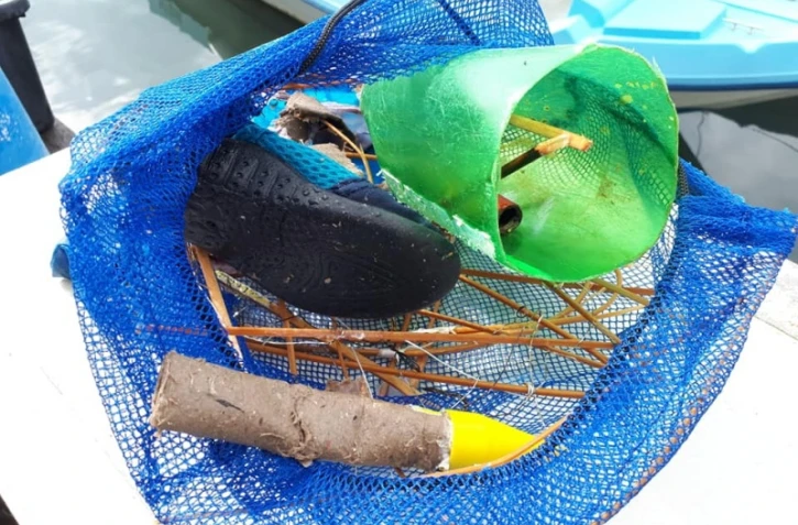 Lanternes, pétards... des restes de la soirée du Nouvel an dans le lagon