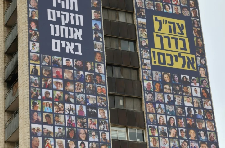 Un panneau géant affichant les portraits d'otages israéliens, à Jérusalem, le 22 novembre 2023