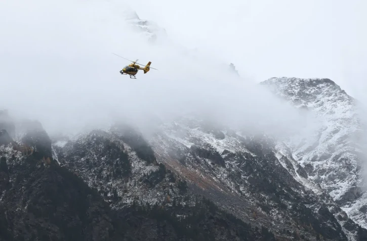 Un hélicoptère des secours italiens dans le Trentin-Haut-Adige (Italie), ce dimanche 2 novembre 2025. - KARL-JOSEF HILDENBRAND / DPA / DPA PICTURE-ALLIANCE VIA AFP